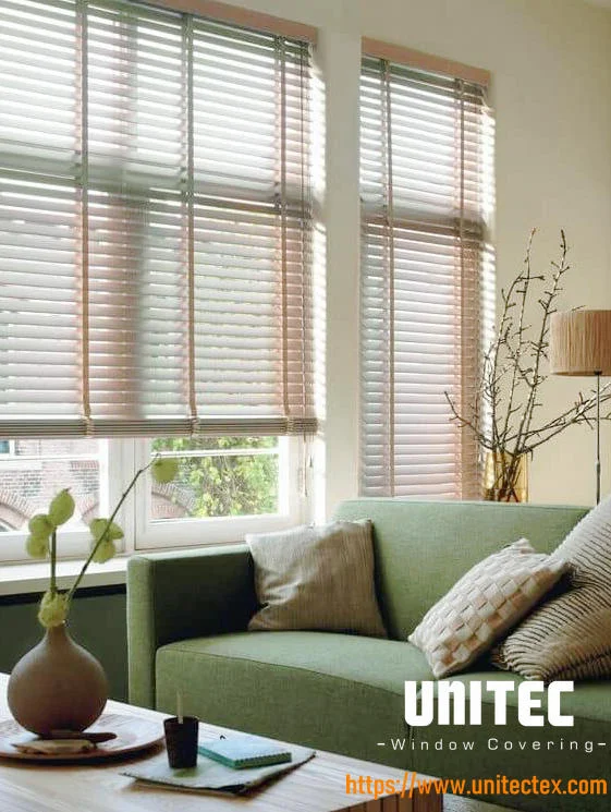 Regulates the entry of light with blinds
